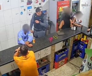 Policial é flagrado batendo na cara de homem no ES; caso é investigado Policial batendo na cara de homem no ES