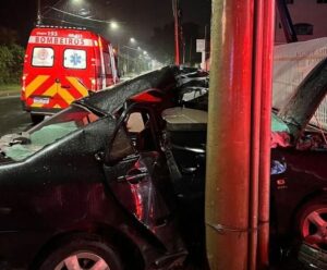 Homem morre e fica preso nas ferragens após bater em poste no ES Homem morre após ficar preso nas ferragens