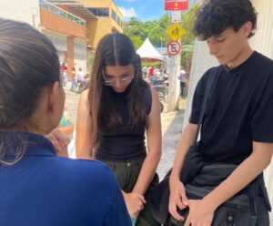 Jovens fazem orações para candidatos do Enem no ES Cariacica