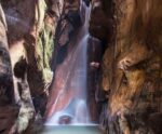 Cachoeira dentro de gruta impressiona com beleza única! Conheça