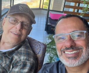 “Mais disposto que ontem”, diz filho sobre saúde do ex-governador do ES Max Mauro