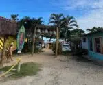 Quiosque e pousada: conheça refúgio em uma das praias queridinhas de Guarapari