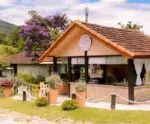 Casa Flor: conheça cafeteria encantadora aos pés da Pedra Azul