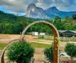 Self-service com vista para a Pedra Azul: restaurante surpreende e encanta