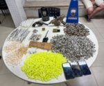 Drogas e armas são apreendidas durante operação da PM no ES