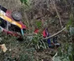 Ônibus cai em ribanceira e deixa 17 mortos e quase 30 feridos na Serra da Barriga