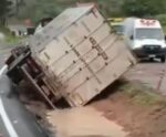 Motorista perde controle de carreta e tomba na BR-101, em Anchieta