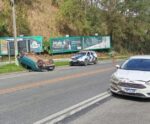 Veículo capota após batida na BR-262, em Conceição do Castelo