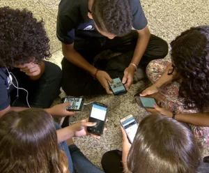 86% dos brasileiros são contra celulares nas escolas. Você apoia ou não? celular