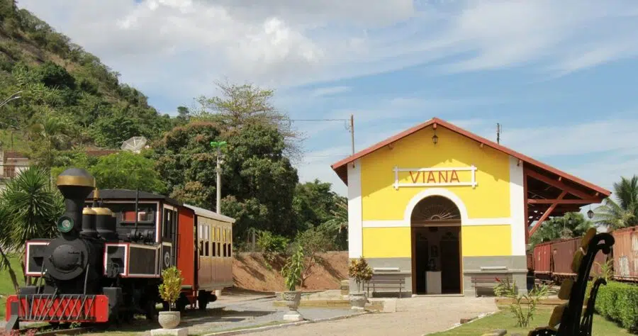 estação ferroviária de Viana