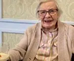 Segredo da longevidade: “Beba cerveja e não case”, diz mulher de 105 anos