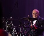 Morre o primeiro baterista do Bee Gees, Colin Petersen, aos 78 anos