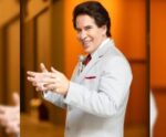 Leandro Hassum vira Silvio Santos em novo filme sobre apresentador