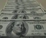 Dólar hoje: moeda é negociada em forte queda após tarifação de Trump