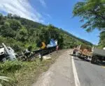 Carreta tombada interdita parte da BR-101 em Rio Novo do Sul