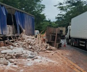 Acidente entre carreta e caminhão interdita BR-101, em Atílio Vivácqua Acidente na BR-101