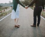Andar de mãos dadas e subir escada: 9 atitudes que melhoram a saúde