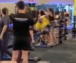 VÍDEO: três mulheres trocam chutes e socos durante briga em academia