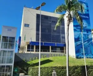 Elevador de acessibilidade da Câmara de Cachoeiro cai durante testes Elevador Câmara