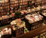 Livraria com cafeteria faz sucesso e atrai turistas no Rio de Janeiro