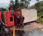 Urgente! Caminhão da Coca-Cola tomba na ES-181, em Alegre