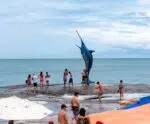 Marlim-Azul: saiba qual a origem desta estátua em uma praia capixaba
