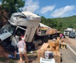 Carreta de eletrodomésticos tomba na BR-101 em Itapemirim