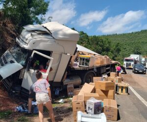 Carreta de eletrodomésticos tomba na BR-101 em Itapemirim Acidente na BR-101