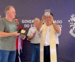 Renato entrega medalha que ganhou do Papa ao Santuário de Anchieta