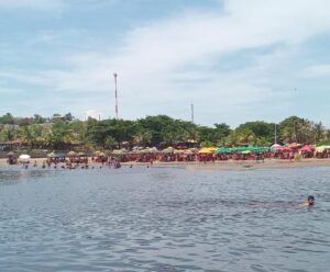 Capixabas lotam praias de Marataízes em domingo de calorão