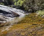 Moradores aproveitam calor para se refrescar em cachoeiras do Caparaó