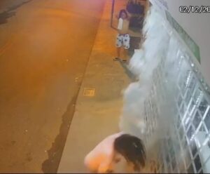 Vídeo | Bicicleta perde o freio e jovem bate em vidraça em Calçado