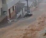 Vídeo: Forte chuva com granizo alaga ruas e destelhas casas em Ibatiba
