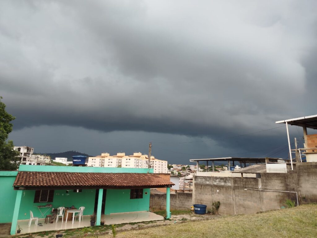 Dia vira noite e assusta moradores de Cachoeiro; veja imagens 11 WhatsApp Image 2024 12 19 at 17.24.15