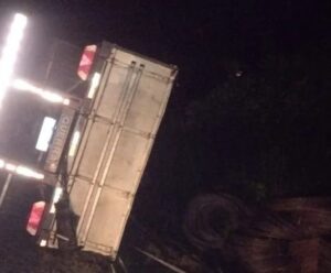 BR 101 fica interditada após carreta tombar em Rio Novo do Sul