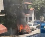 VÍDEO| Veículo pega fogo próximo a residências em Cachoeiro