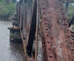 Mulher cai de ponte ao tentar tirar foto e é salva pelo cadarço