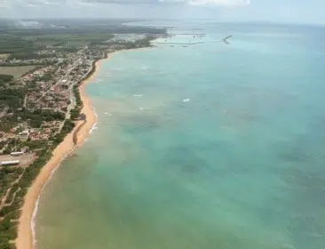 Conheça a praia do ES que une natureza preservada e estrutura completa