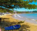 Praia Costa Azul: paraíso de águas calmas e ótima infraestrutura
