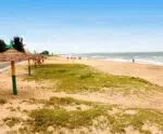 Praia no Sul do ES é refúgio tranquilo para aproveitar os dias quentes