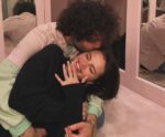 Selena Gomez revela que está noiva de Benny Blanco