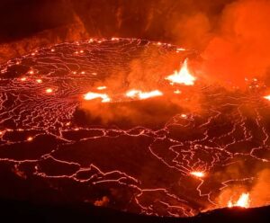 Um dos vulcões mais ativos do mundo volta a entrar em erupção no Havaí vulcão no havaí