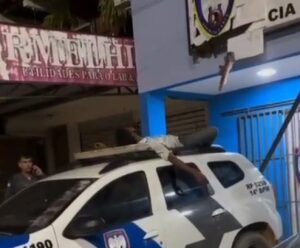 Vídeo | Homem tenta invadir Cia da PM e cai sobre viatura no Caparaó