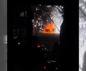 Vídeo | Cinematográfico! Veículo é incendiado no meio da rua em Guaçuí