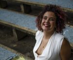 Autora capixaba incentiva leitura e distribui livros para professores
