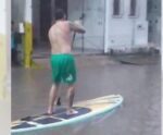 Vídeo | Homem usa prancha de surf durante alagamento em Marataízes