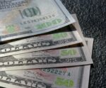Dólar opera em queda durante posse de Donald Trump