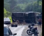 Carreta tomba e bloqueia rodovia no Sul do Estado