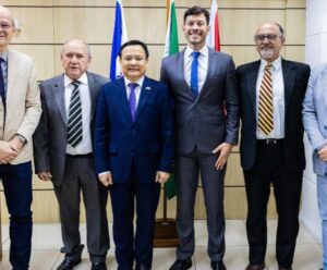 Prefeito de Vila Velha recebe embaixador do Vietnã no Brasil
