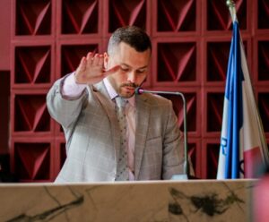 Reeleitos em Viana, prefeito e vice tomam posse após eleição histórica